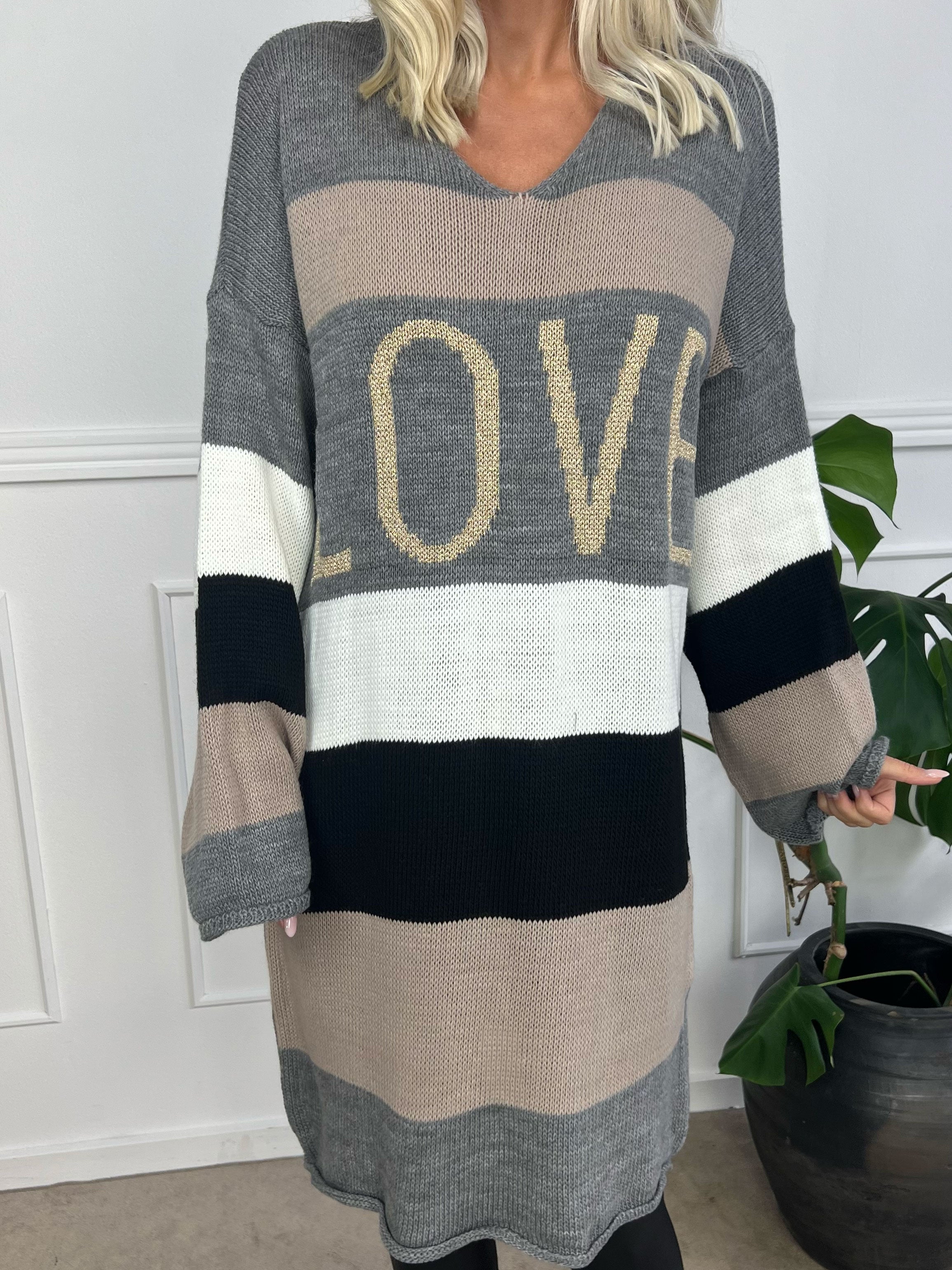 Love - Strikkjole med brede striber og skrift med glimmertråde